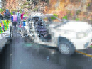 Collision on Sir Lowry’s Pass: Four trapped, child seriously injured