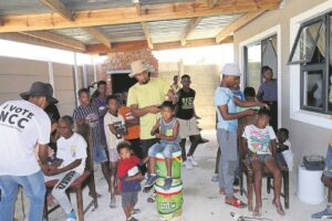 FOTO’S || Gratis haarsny vir talle jongelinge voor skool begin