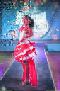 Twee jong skoonhede van die Heldeberg skitterop die verhoog