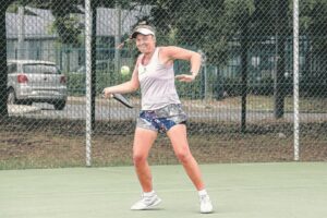 Somerset-Wes-tennisspeler blink uit in Internasionale tennistoernooi