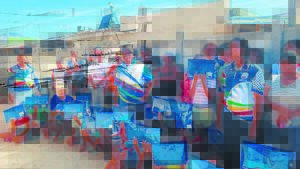 Jonges pronk met splinternuwe skryfgoed