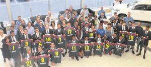 Arende vlieg hoog met borgskap vir span