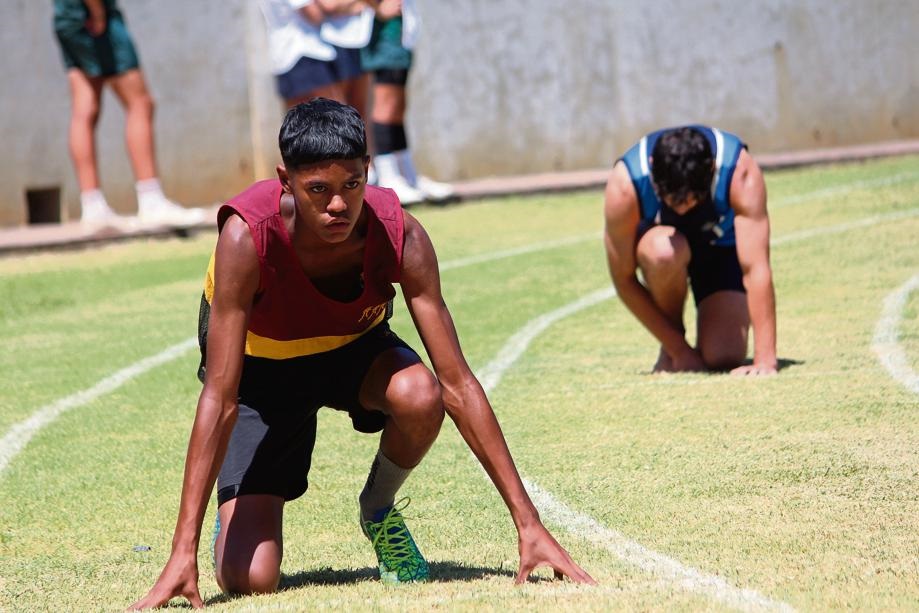 Neo Meyer  op sy merke, slaggereed vir die wegspri