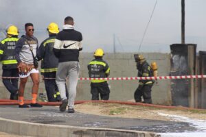 Man, hond doodgebrand