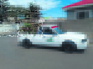 Werksbakkie by Strand-vulstasie gebuit