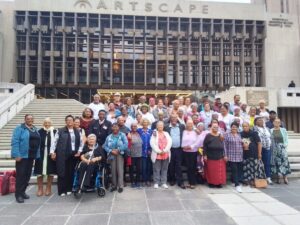 Bejaardes gaan Kunstekaap toe