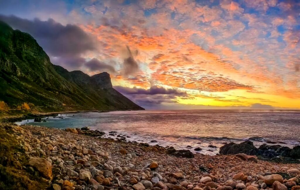 "[Die] eerste dag van herfs groet indrukwekkend mooi oor Kogelbaai," skryf Cobus Germishuys, wat weer eens lesers met sy fotografievaardighede beïndruk. DistriksPos & Helderberg Gazette nooi ander lesers uit om hul amateur- en professionele foto's vir publikasie in te dien. Foto's moet minstens 500 kb wees en na districtmail@novusmedia.co.za gestuur word. Foto: Cobus Germishuys