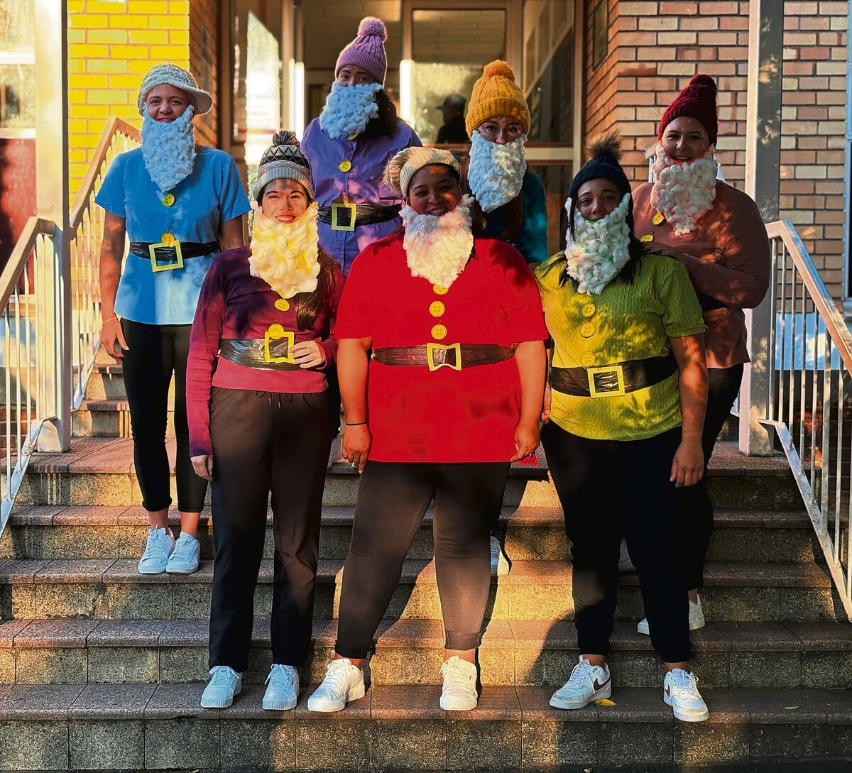 Die Hoërskool Grabouw het Vrydag 25 April Boekedag gevier en die leerders en onderwysers kon soos hul gunsteling-storieboekkarakters, soos dié sewe dwergies in die sprokiesverhaal van Sneeuwitjie, aantrek. Op Boekedag leer die leerders meer oor boeke en die belangrikheid daarvan om te lees.