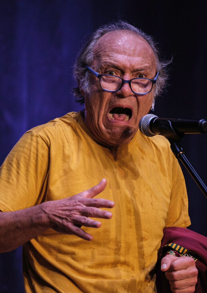 Die treffer-toneel, Reünie is terug op die Drama Factory-verhoog! Dieselfde skoolsaal, maar nou, 43 jaar ná hul matriek, vir die reünie van die 1980-groep. Adam Boshoff lei as verteller, terwyl verskeie oud-klasmaats die mikrofoon neem om hul stem te laat hoor. 'n Langvergete tragedie, wat hulle destyds saam beleef het, word nou vir die eerste keer openlik gekonfronteer. Die bekroonde span Dana Snyman en Frank Opperman (foto) is weer saam – berei voor vir hul kenmerkende fyn humor, deernis en 'n nostalgiese terugblik. Reünie het 'n kykNET Fiesta Toekenning vir hierdie merkwaardige eenpersoonvertolking gewen. Moenie die vertoning om 19:30 Saterdag 10 Mei en 16:00 Sondag 11 Mei by die plaaslike teater misloop nie. Kaartjies kos R240. Foto: Chris Gertsch.