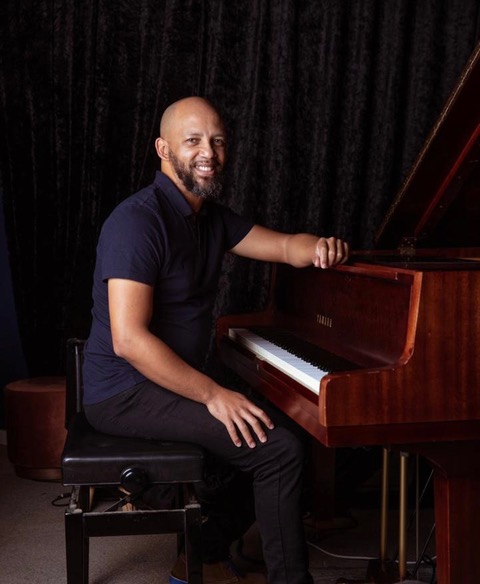 Winston Siljeur speel klavier terwyl hy aan sy lied “Sy Liefde” werk.