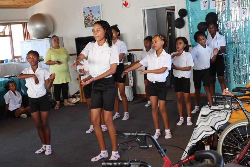 Kids of Joy-dansers voer 'n geestelike dansitem uit vir bejaardes by Sencit Resthaven-tehuis in Strand.