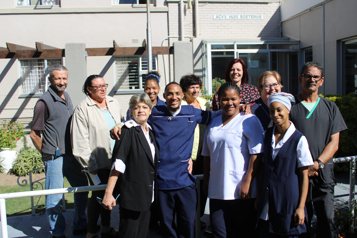 Die trotse en toegewyde personeel van Huis Soeterus in die Strand. Hierdie ywerige span, wat wissel van verpleegkundiges tot versorgingswerkers, vorm die hartklop van die tehuis wat reeds 75 jaar lank 'n tuiste vir bejaardes bied. Foto: Yaseen Gaffar