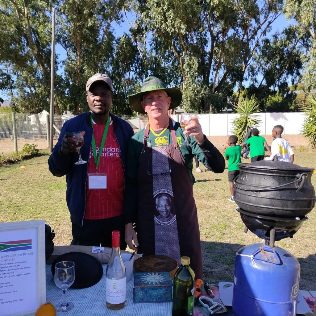 George Tinashe en Robbie Christians maak ’n tradisionele hoender- en groentepotjie by St Peter se mark.