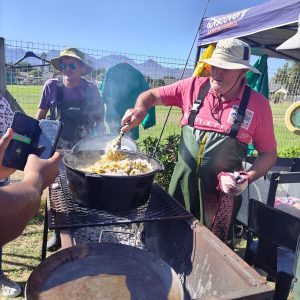 ‘Roer daai potjie, proe daai potjie, dis potjiekos!’