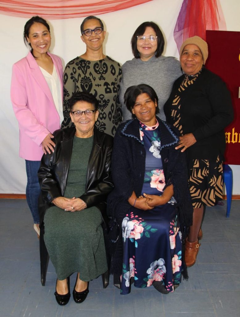 Gemeentelede en besoekers tydens United in Christ se spesiale Moedersdagdiens in Somerset-Wes.