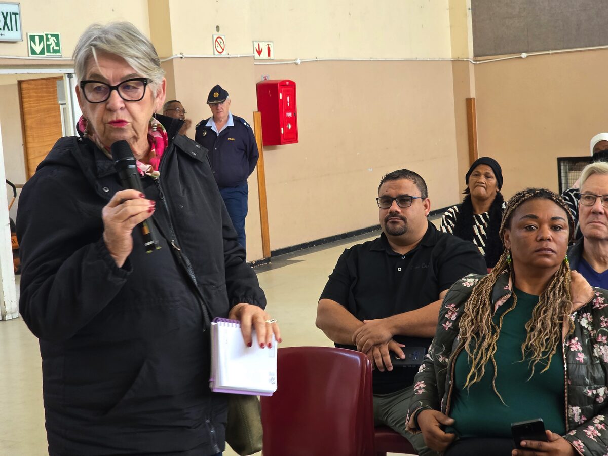 Hadfield van Gordonsbaai-Inwonersvereniging versoek samewerking met Stad oor 'rowwe slapers'.