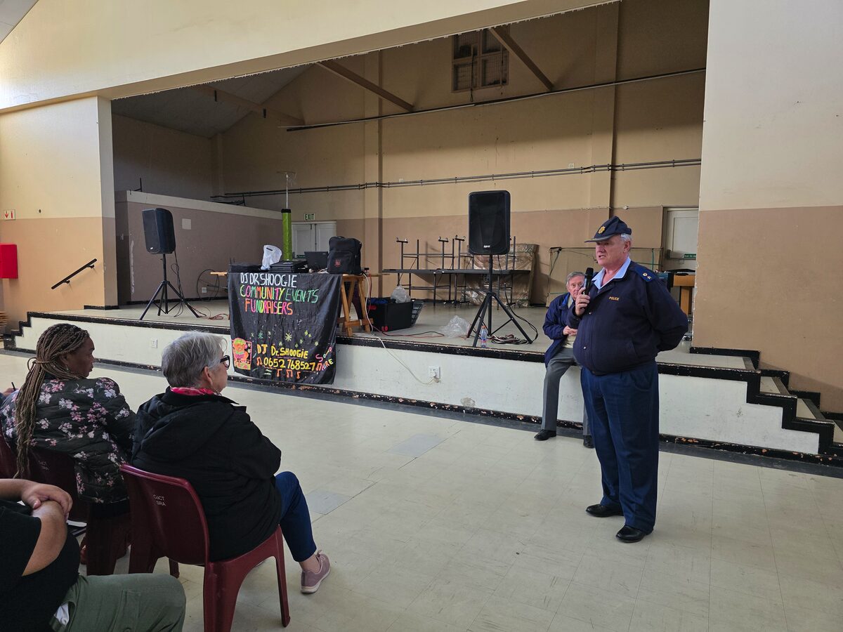 Luit.kol. Roux: 'Rowwe slapers' kwesbaar vir misdaad, belowe polisie-ondersteuning.