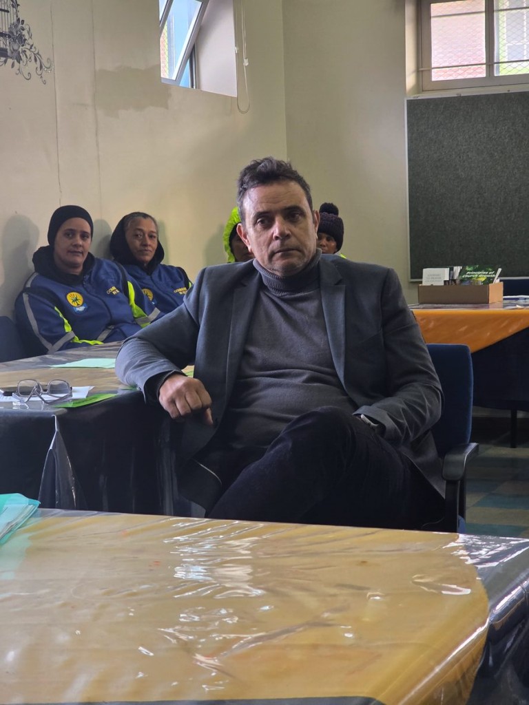 Ikraam Wentzel by die skool se noodvergadering nadat hy deur bendelede gedreig is op Donderdag 5 Junie.