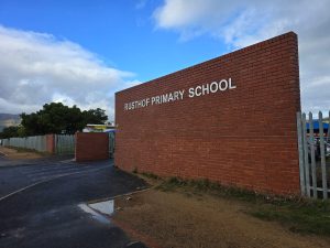 Bendes by Rusthof skool: Buurtwag se hulp ingeroep