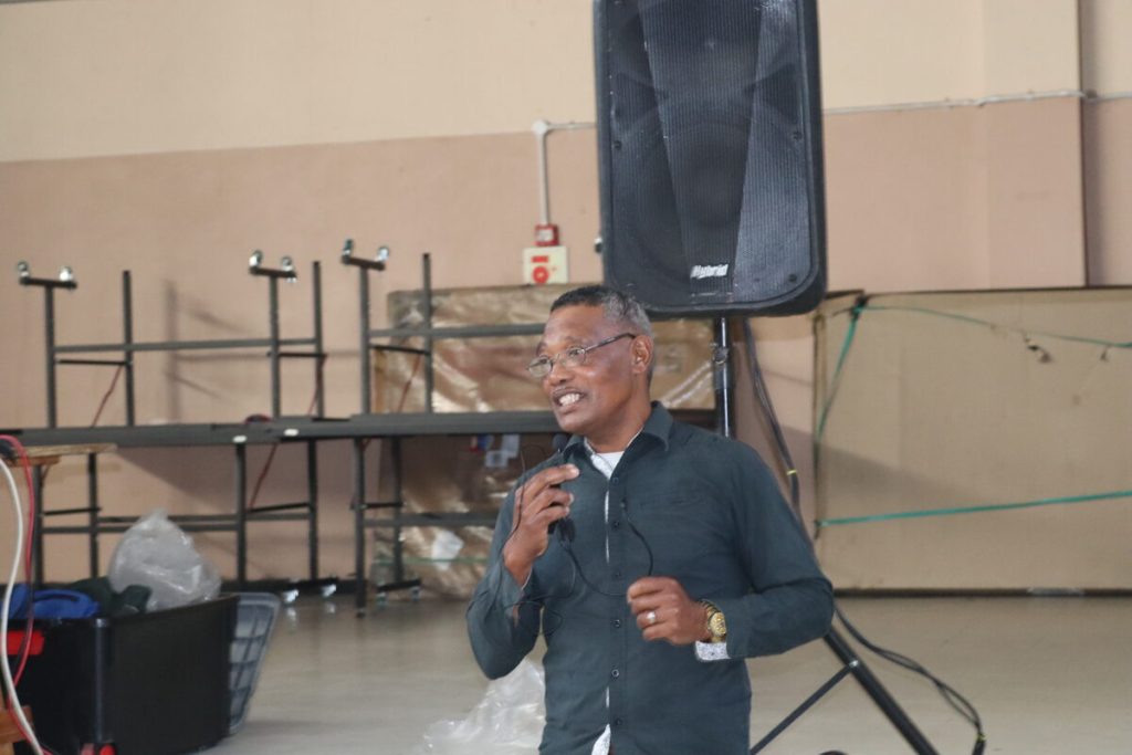 Russel Williams glo samewerking kan 'rowwe slapers' help. 75% van Helderberg se 'rowwe slapers' kom uit Macassar, sê hy.