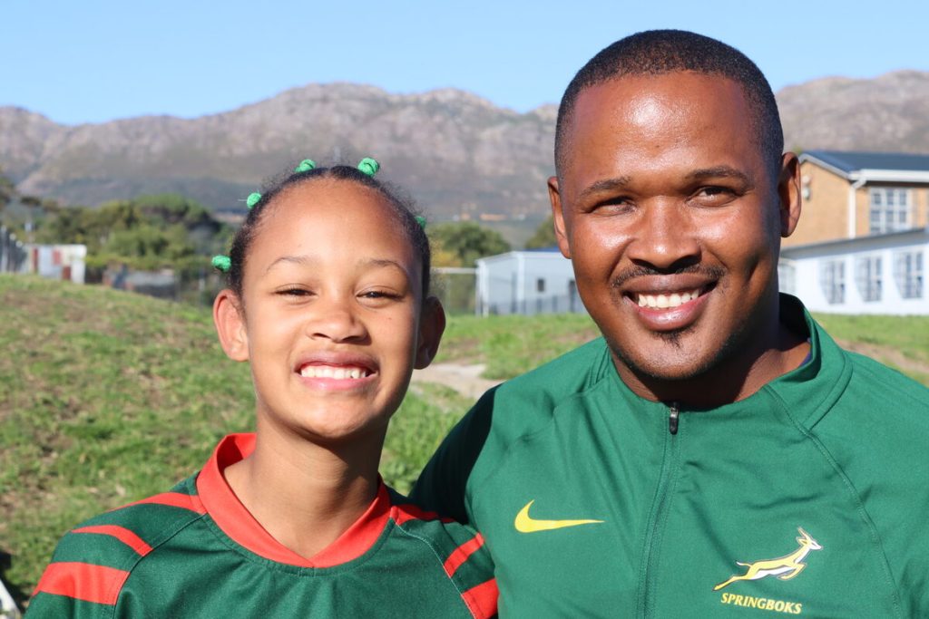 Afrigter Damian Titus en Tianay Dowries na haar keuse vir Sir Lowry's Pass Primêr se seunsrugbyspan.