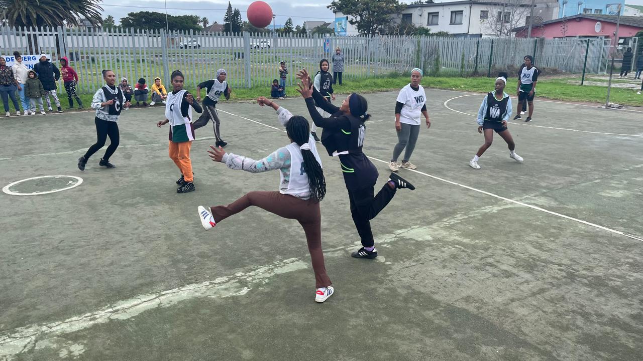 Liberty/Webb United speel teen Tarrie United tydens die Jeugdag-netbaltoernooi op die Abattoir-sportterrein in Strand.