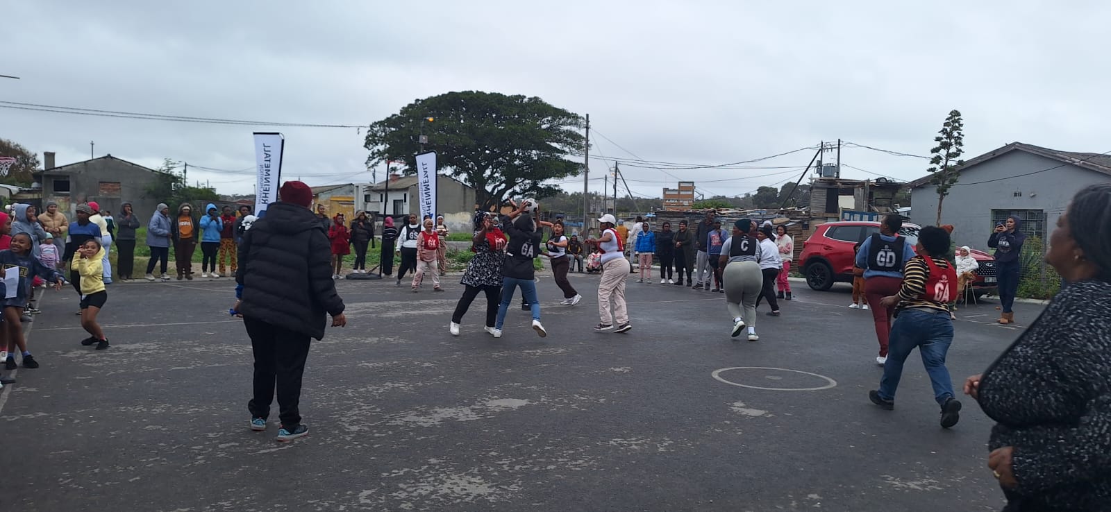 Netbalspelers in aksie tydens die RDM-geboude sportdagfees vir Jeugdag in Macassar en Deep Freeze.