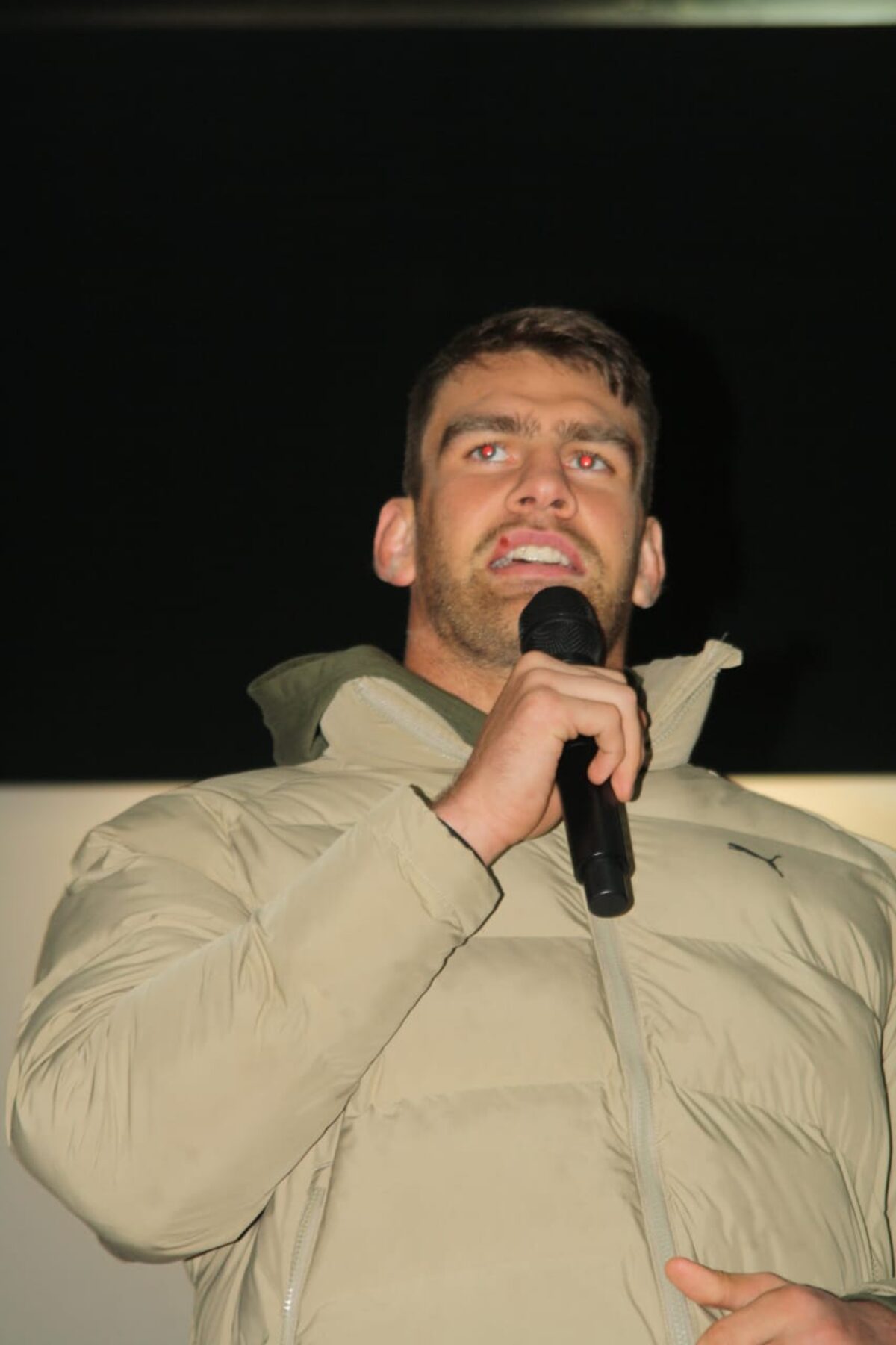 Stormers-speler Ben Jason Dixon as gas by Devi's Projects se konsert vir dwelmrehabilitasie.