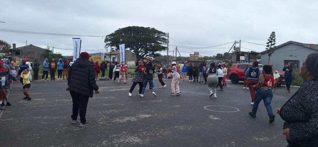 Netbalspelers in aksie tydens die RDM-geboude sportdagfees vir Jeugdag in Macassar en Deep Freeze.