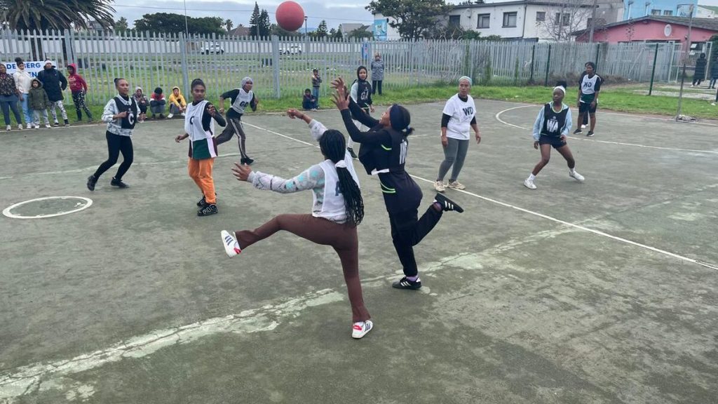 Liberty/Webb United speel teen Tarrie United tydens die Jeugdag-netbaltoernooi op die Abattoir-sportterrein in Strand.