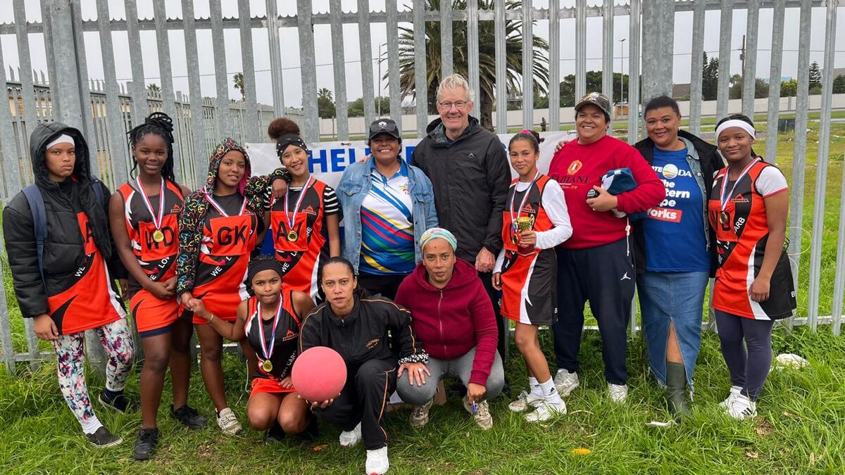 Die wenspan Liberty/Webb United saam met afrigters en raadslede na die Jeugdag-netbaltoernooi in Strand.