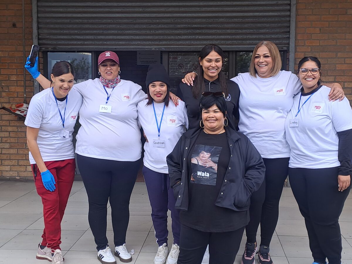 Vrywilligers van die Macassar Jeugdag-skoonmaakaksie: Tatum Hector (middel) met haar span en Nadia Booth (voor).
