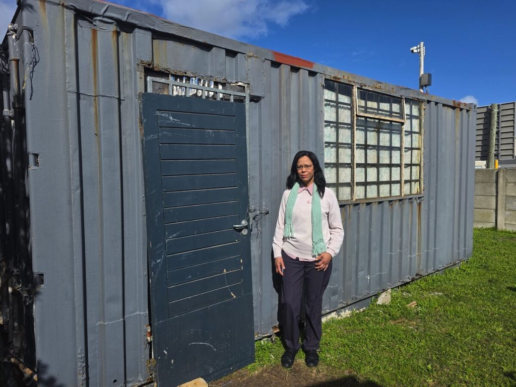 SenCIT Resthaven-bestuurder Sr. Smith by stoorhuisie waar klere tussen 18-23 Julie gesteel is.