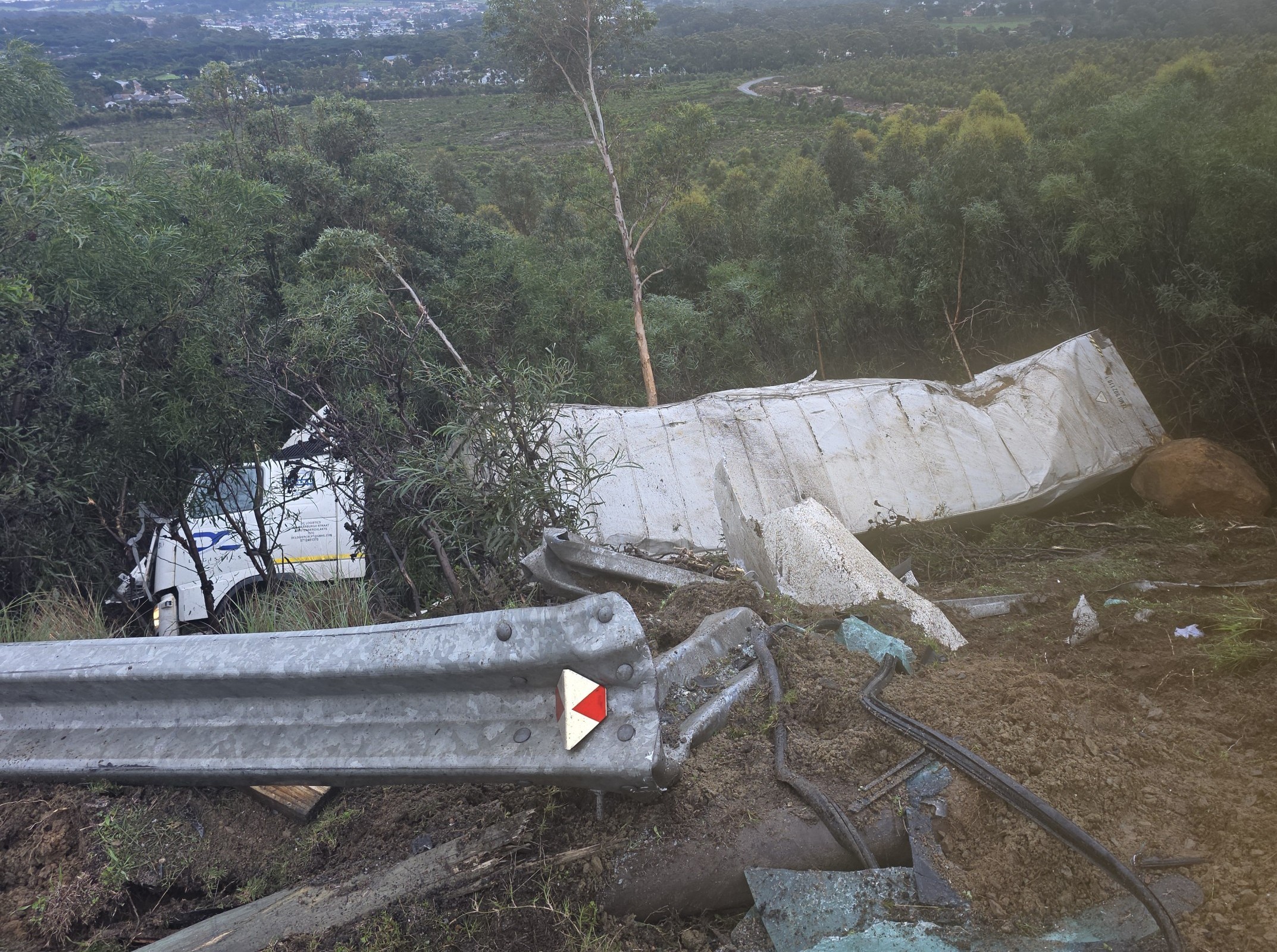 Vragmotor met vrugte lê op sy kant na ongeluk by haarnaald-draai op Sir Lowry's-pas (N2) op Donderdag 3 Julie.