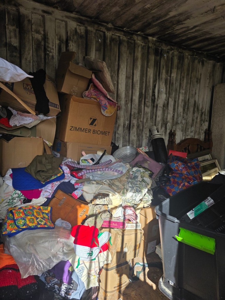 Stoorhuisie waar inbrekers klere gesteel het.