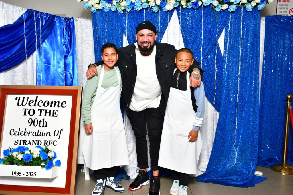 Caydon Daniels en Liam Williams met musieksanger Robin Pieters by die geleentheid