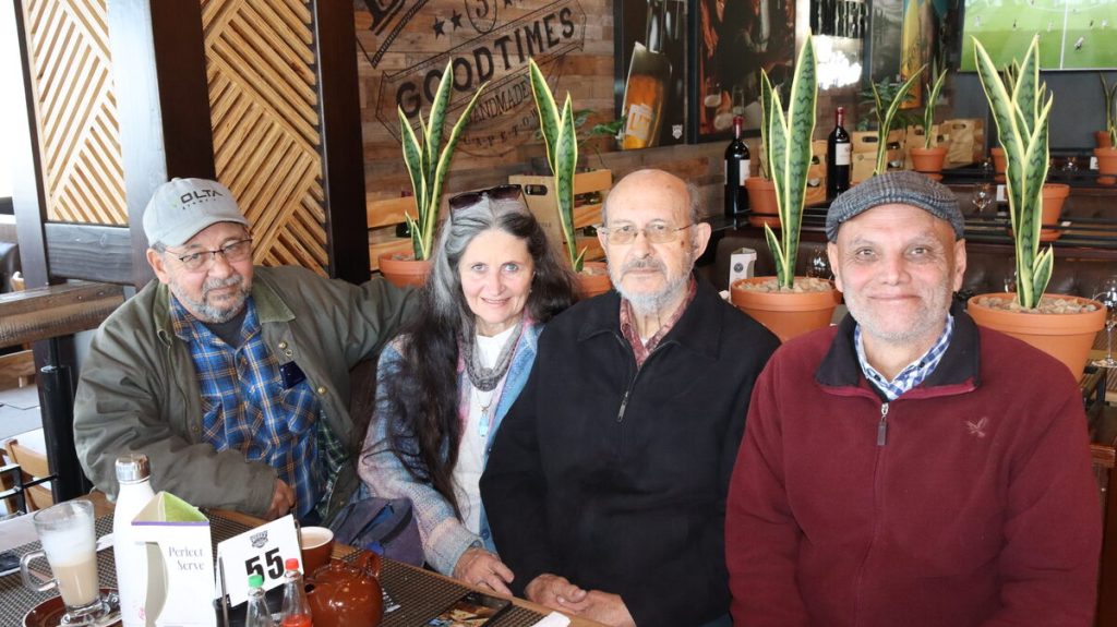 William Link, Tina-Bella Botes, Steve Botes en Andrew Jooste poseer vir 'n foto by Bossa op 30 Junie.
