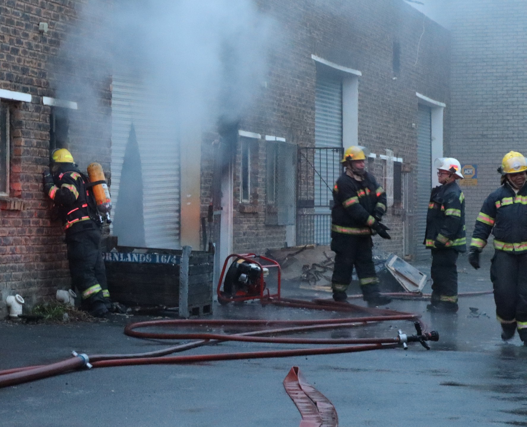 Brandbestryders se spoedige reaksie voorkom ramp by Strand-metaalonderneming