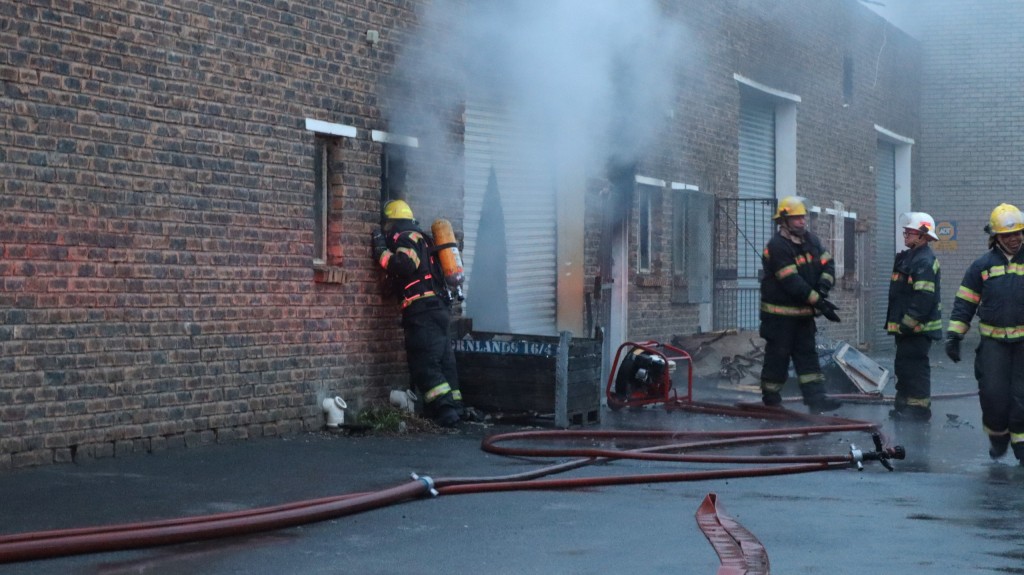 Brandweer reageer op brand by metaalonderneming in Clarksonstraat.
