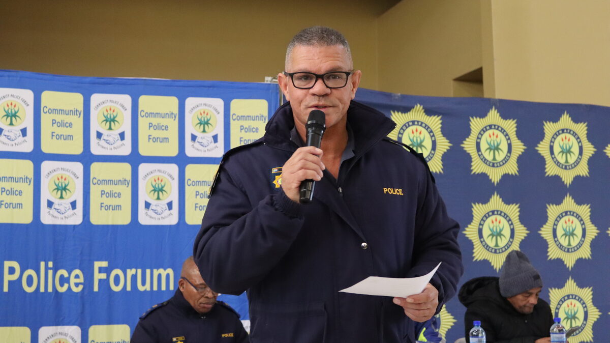 AO Nico Beukes, koördineerder vir sosialemisdaadvoorkoming, het die Strand-imbizo gelei.