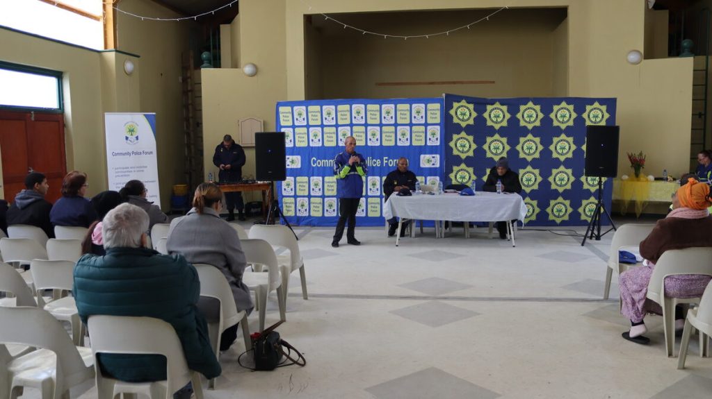 Niklaas Thysen, Strand-GPF voorsitter, spreek inwoners toe by die imbizo.