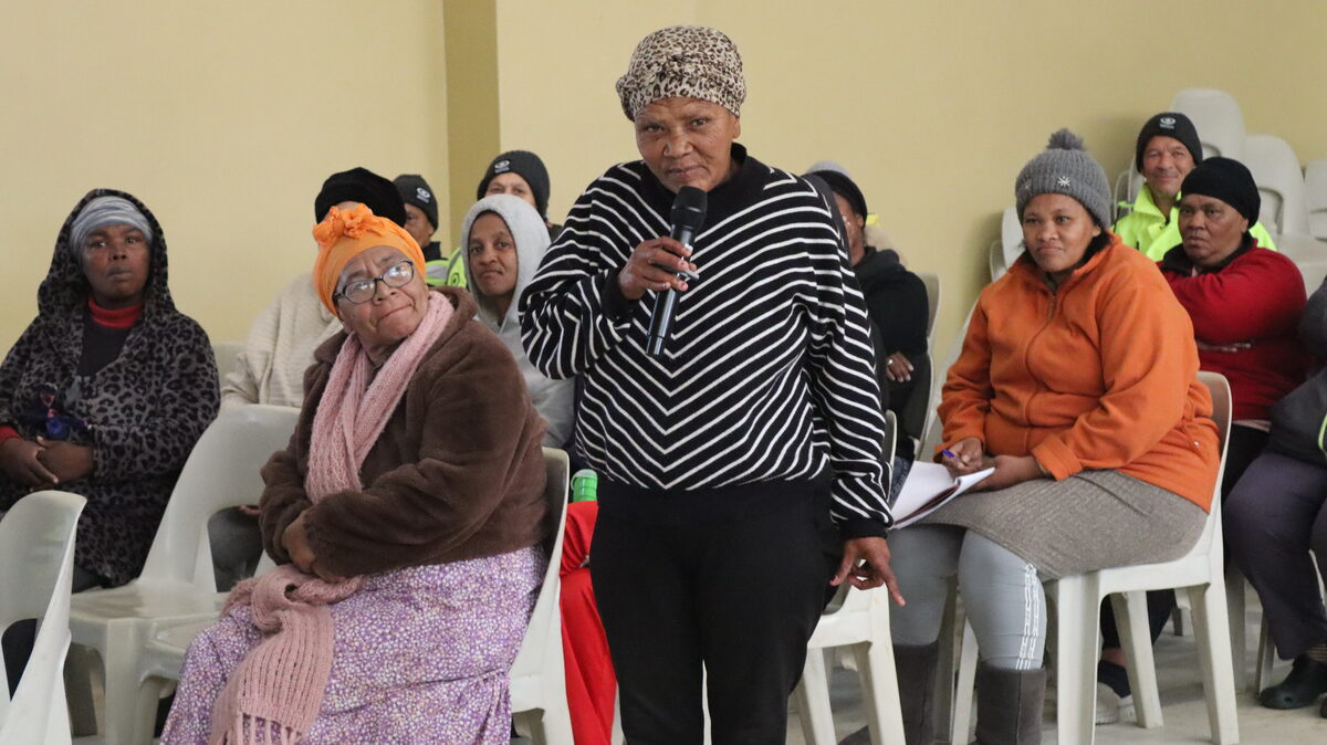 Nellie Ross spreek ontevredenheid uit oor polisie se geweld op haar eiendom.