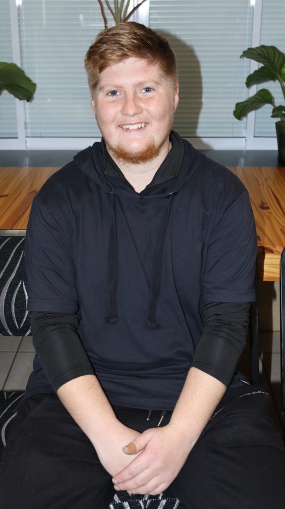 Oefenleier Dean Brits van Fitness Warriors werk wie saam met bejaardes.