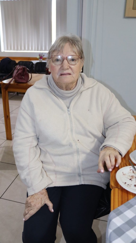 Na die SDS-oefeninge geniet Gerty Lourens 'n stukkie koek.