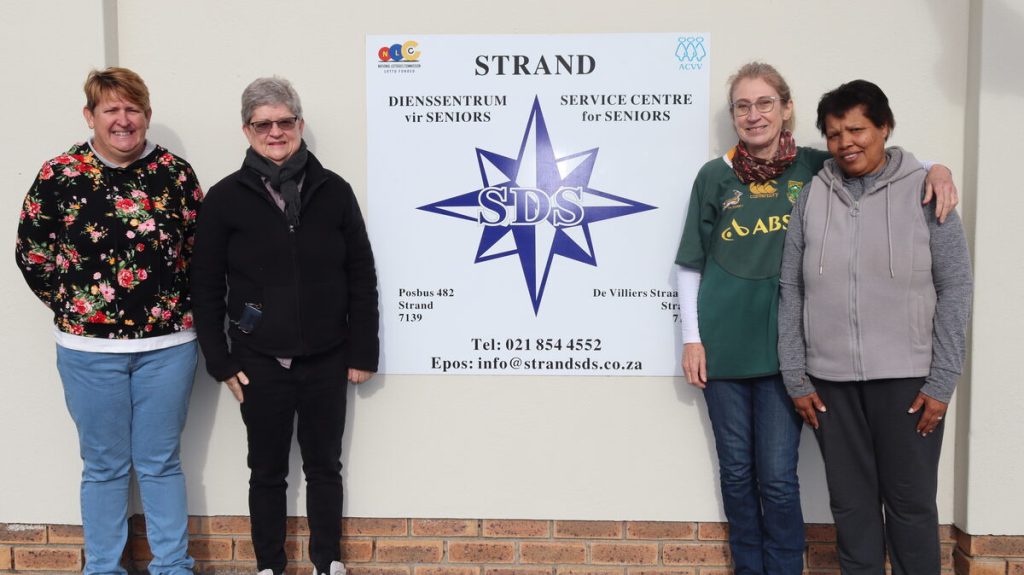 SDS-lede bymekaar vir foto, met bestuursvoorsitter Thea Möller in die groep