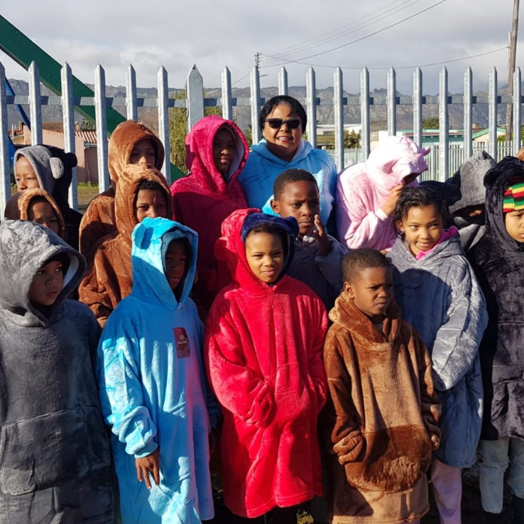 Raadslid Chantal Cerfontein en Rusthof-kinders by die Snuggle Huggle-uitdeling.