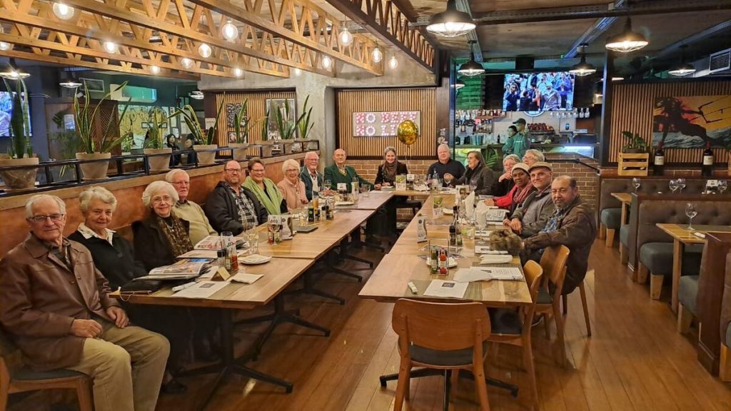 Steve Botes vier sy 85ste verjaarsdag saam met vriende en familie by Bossa in Strand.