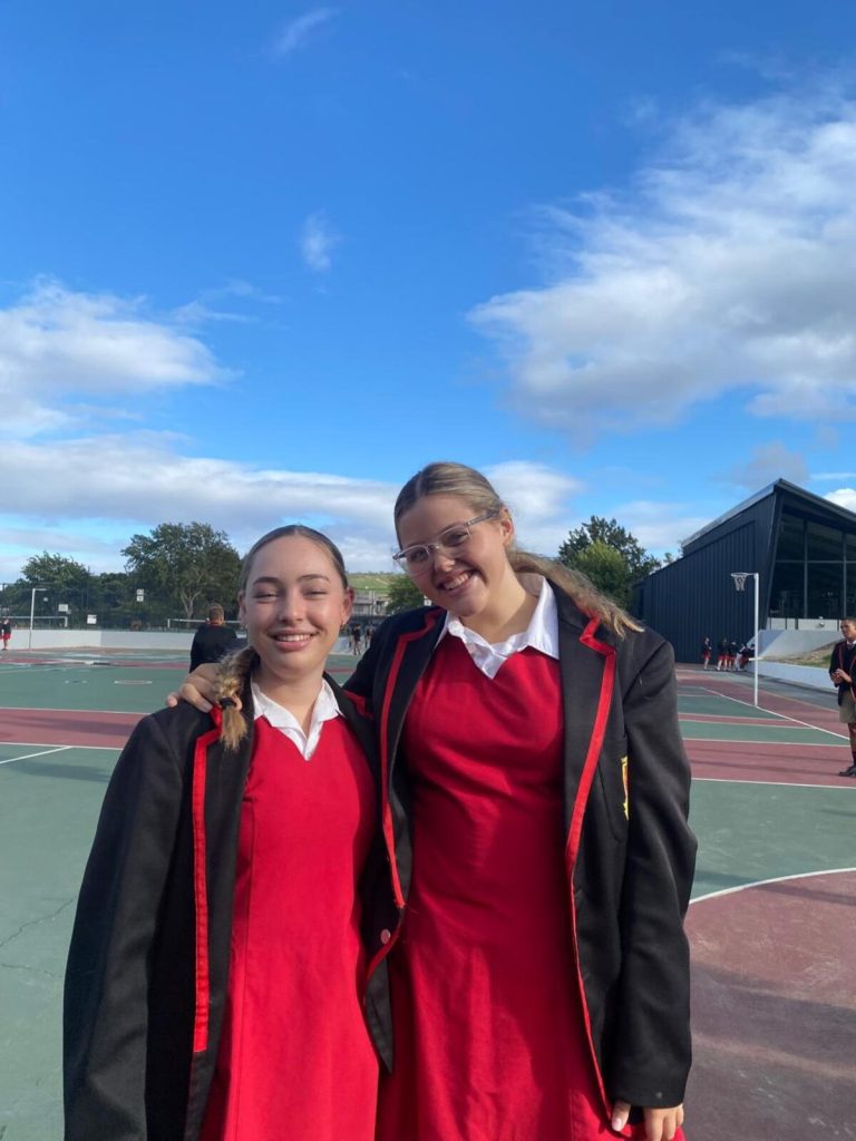 Lara Slabber (links) en Liney Paulsen van Strand, wenners van die Curro Nou Praat Jy!-kompetisie.