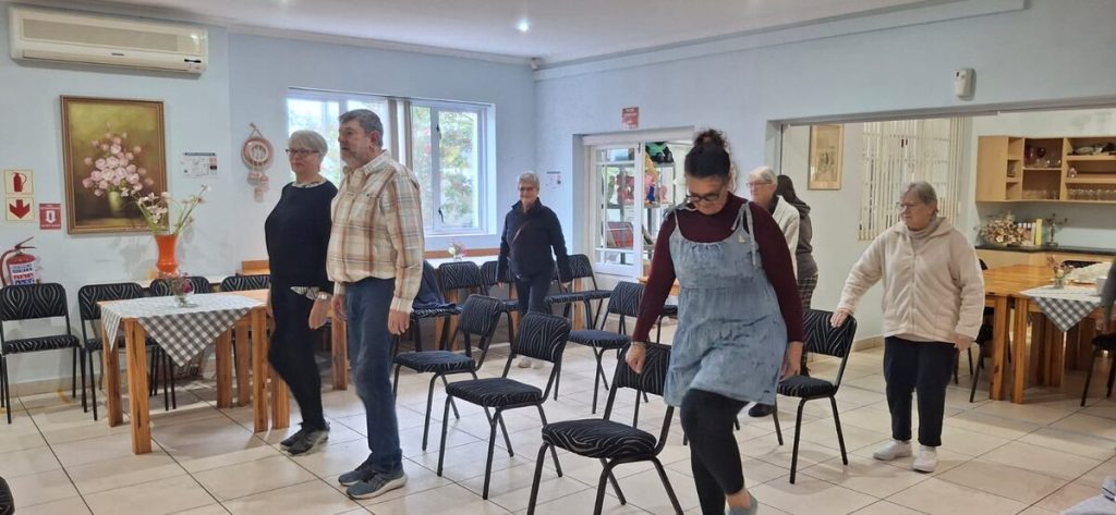 Bejaardes neem deel aan oefensessie by SDS tydens Nelson Mandela-dag-viering