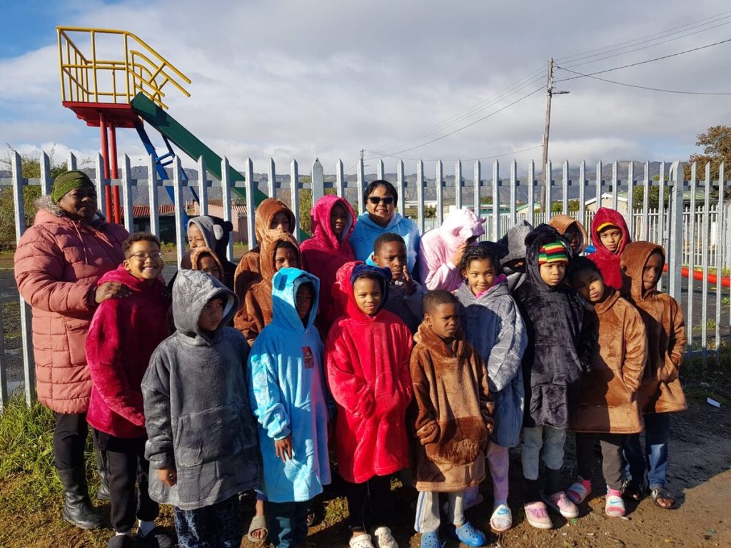 Rusthof-kinders kry Snuggle Huggles van Sadiqa Youd en raadslid Cerfontein